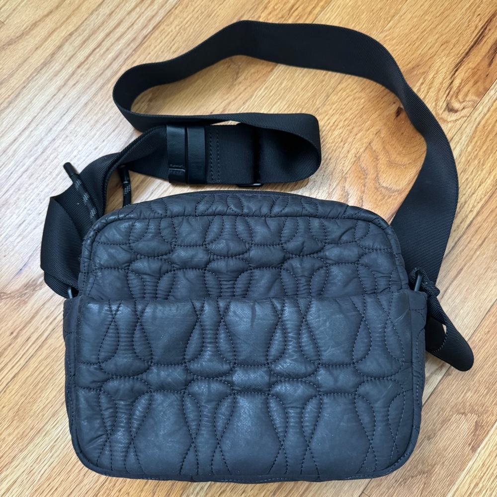 Lululemon quilted embrace black cross body bag - Picture 5 of 6